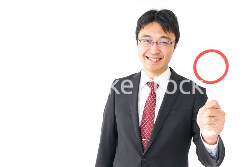 丸印を示すビジネスマン