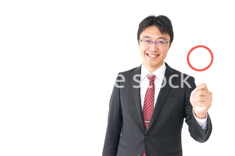 丸印を示すビジネスマン