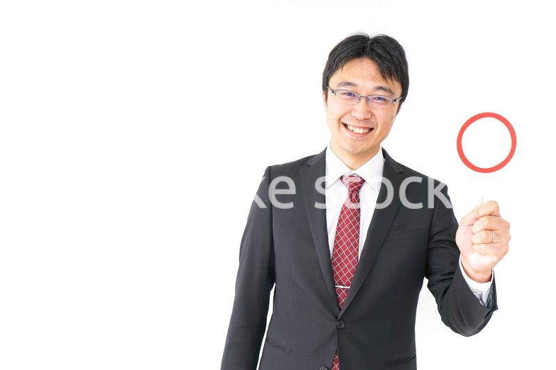 丸印を示すビジネスマン