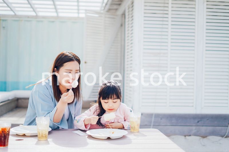 レジャーを楽しむ女の子とお母さん