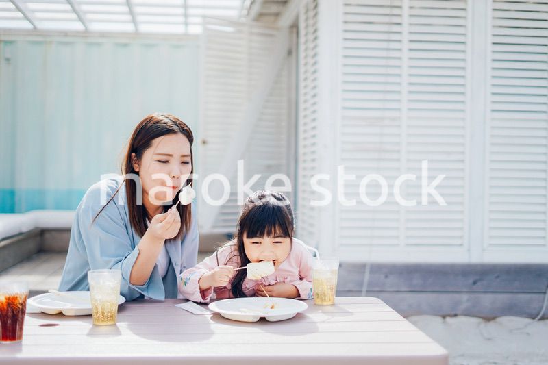 レジャーを楽しむ女の子とお母さん