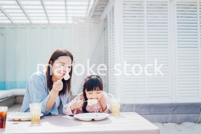 レジャーを楽しむ女の子とお母さん