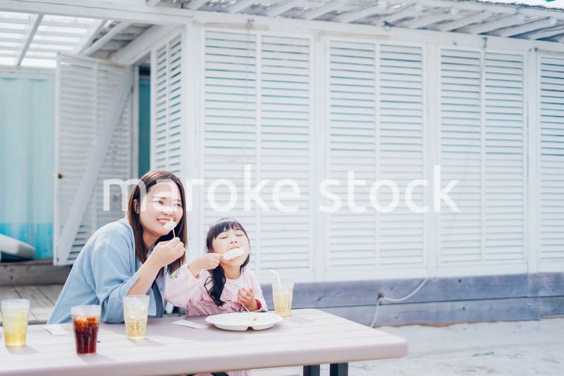 レジャーを楽しむ女の子とお母さん