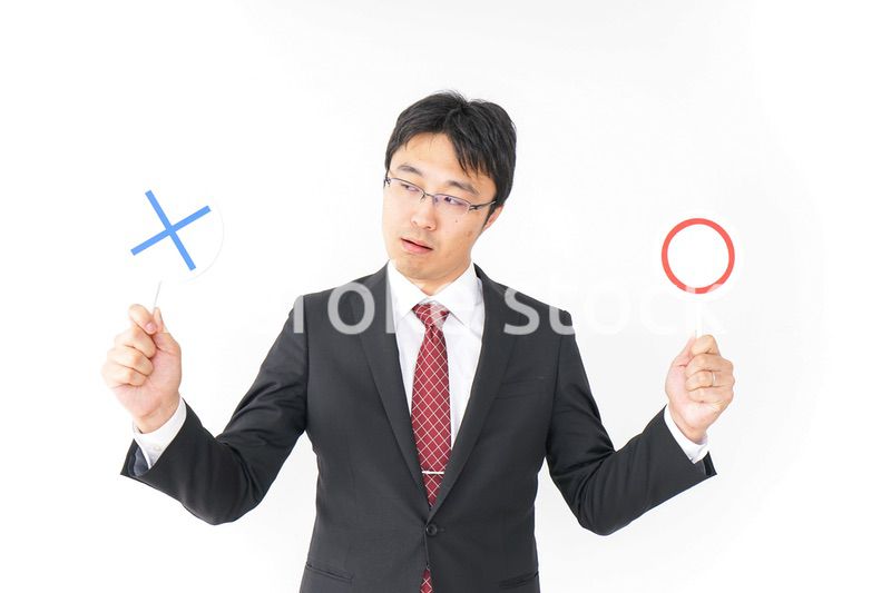 悩むビジネスマン