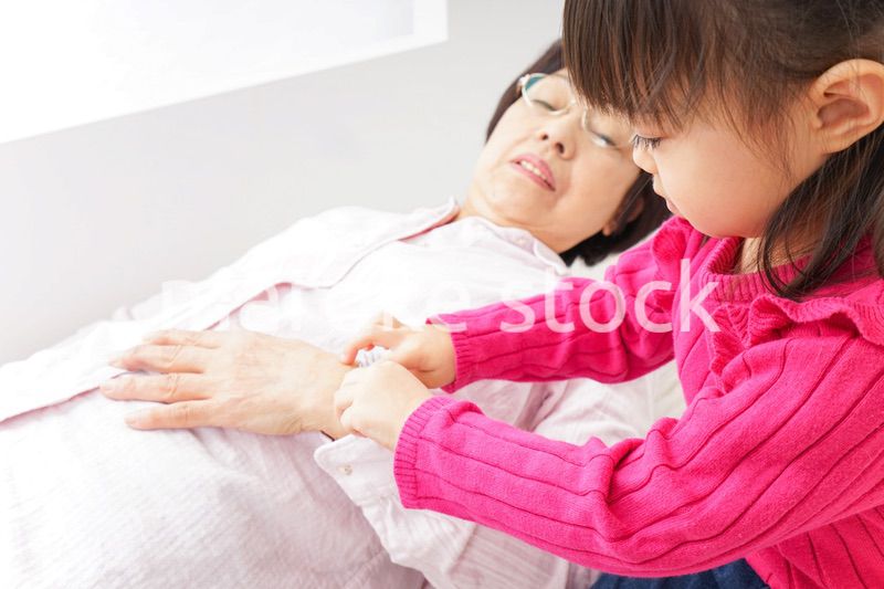 おばあちゃんと孫娘