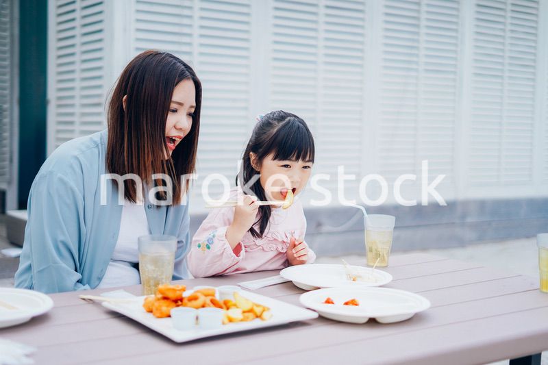 レジャーを楽しむ女の子とお母さん