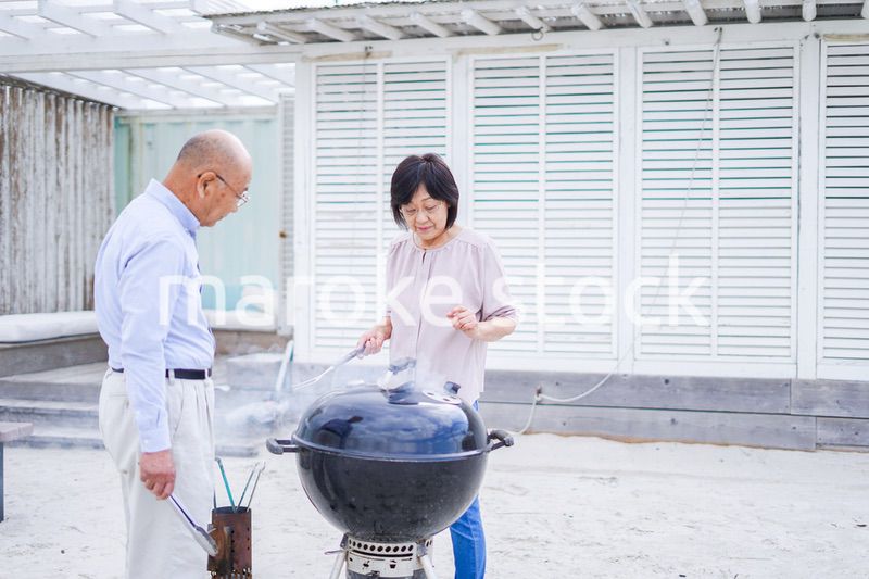 屋外でバーベキューをするアクティブシニア