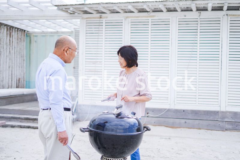 屋外でバーベキューをするアクティブシニア