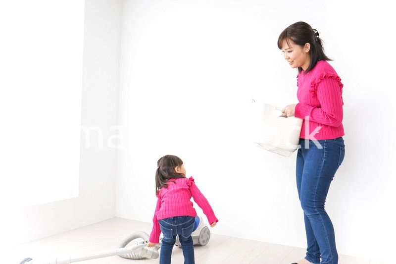 家事の手伝いをする子ども