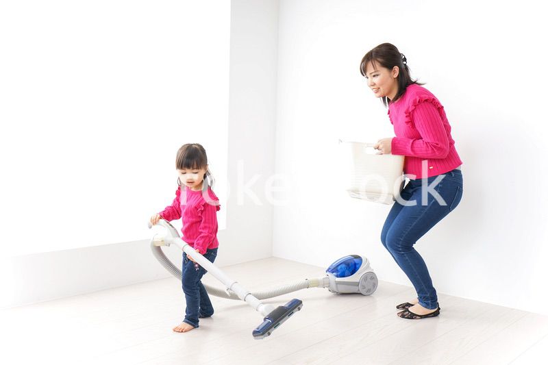 家事の手伝いをする子ども