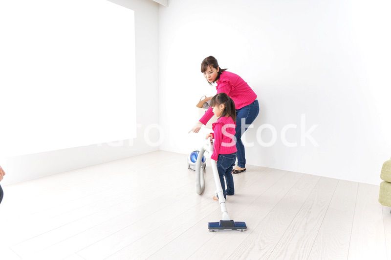 家事の手伝いをする子ども