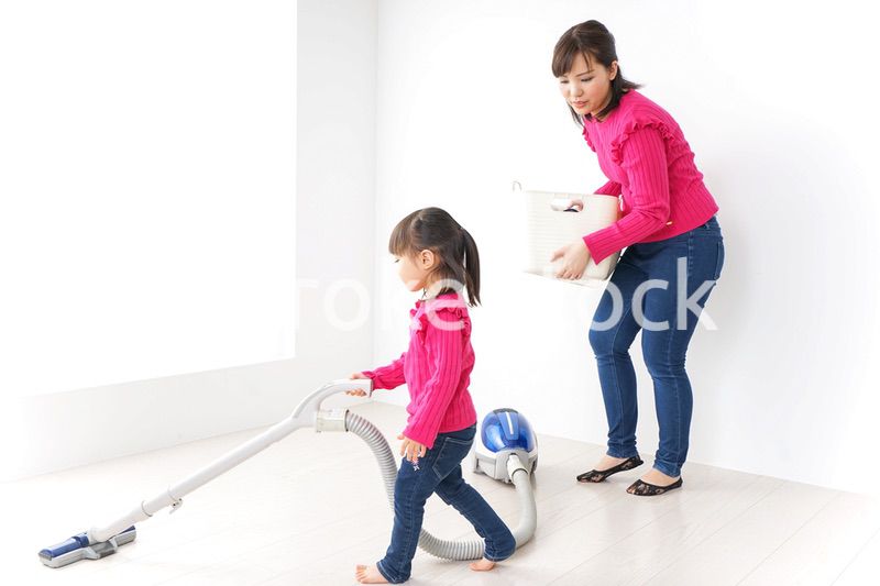 家事の手伝いをする子ども