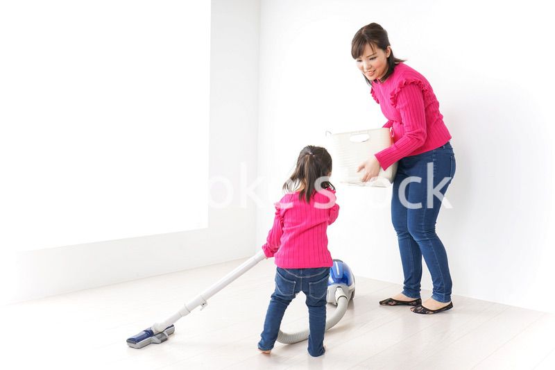 家事の手伝いをする子ども