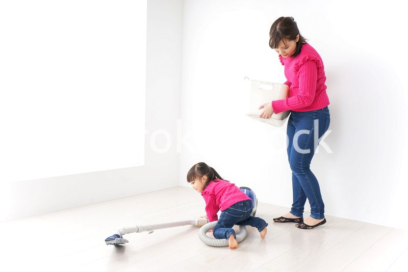 家事の手伝いをする子ども