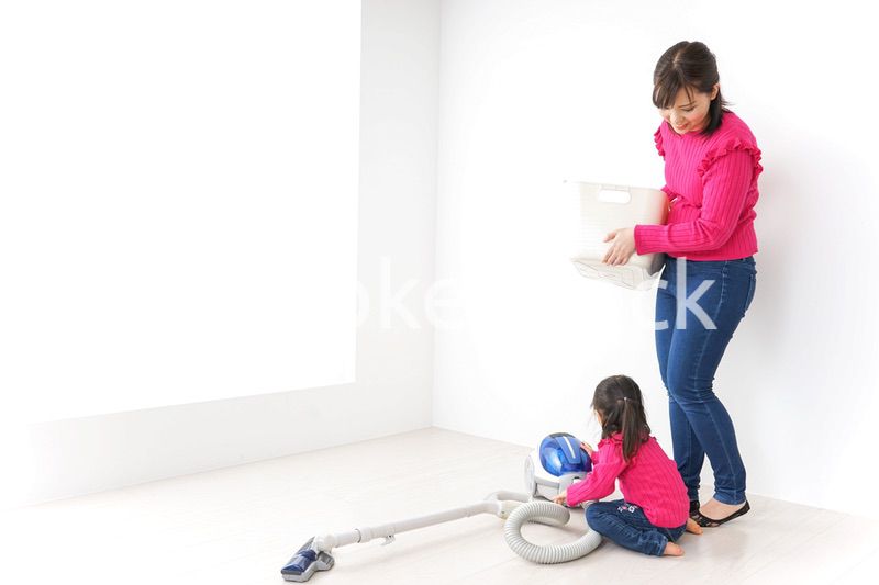 家事の手伝いをする子ども