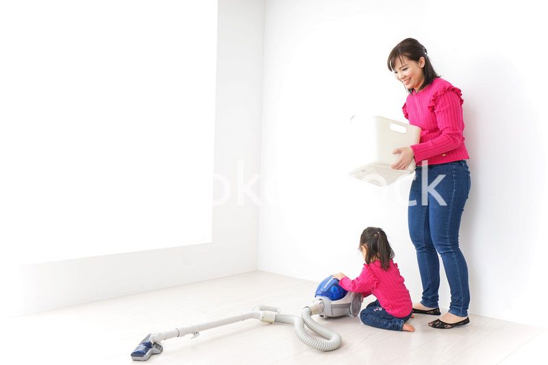 家事の手伝いをする子ども