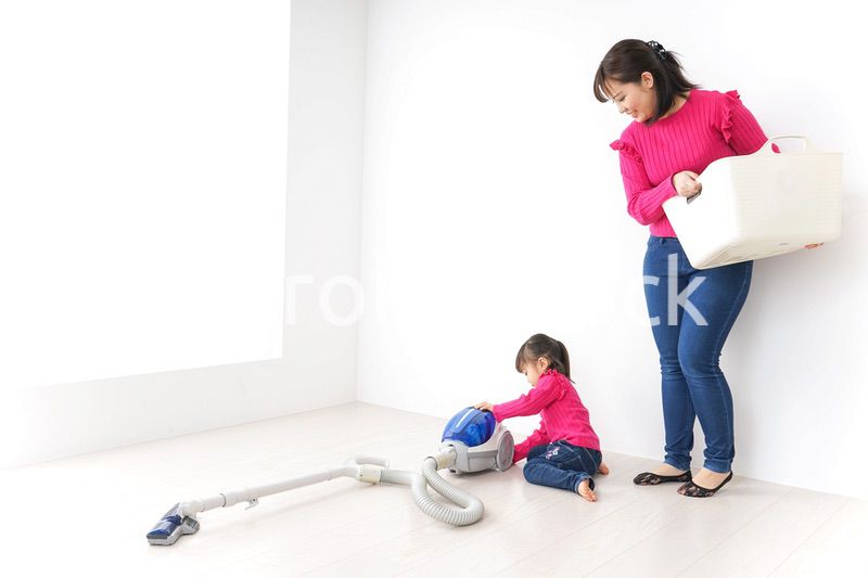 家事の手伝いをする子ども