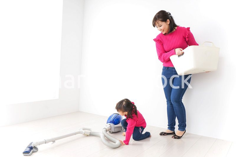 家事の手伝いをする子ども