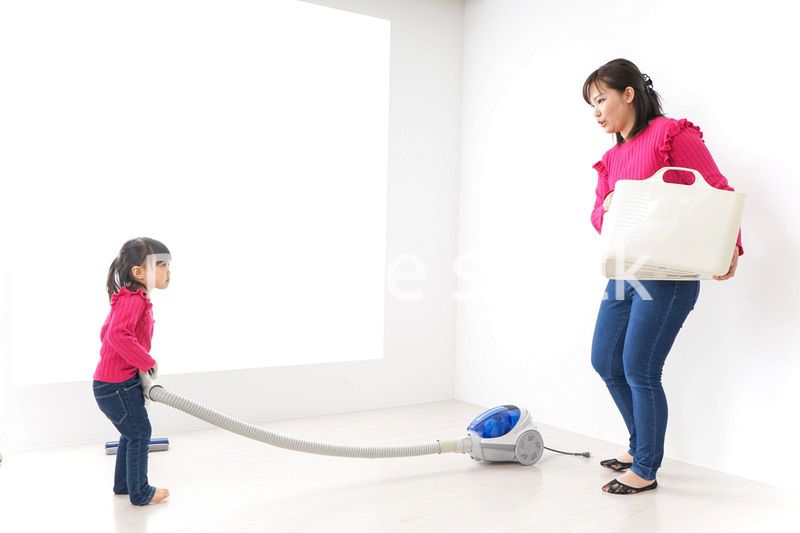 家事の手伝いをする子ども