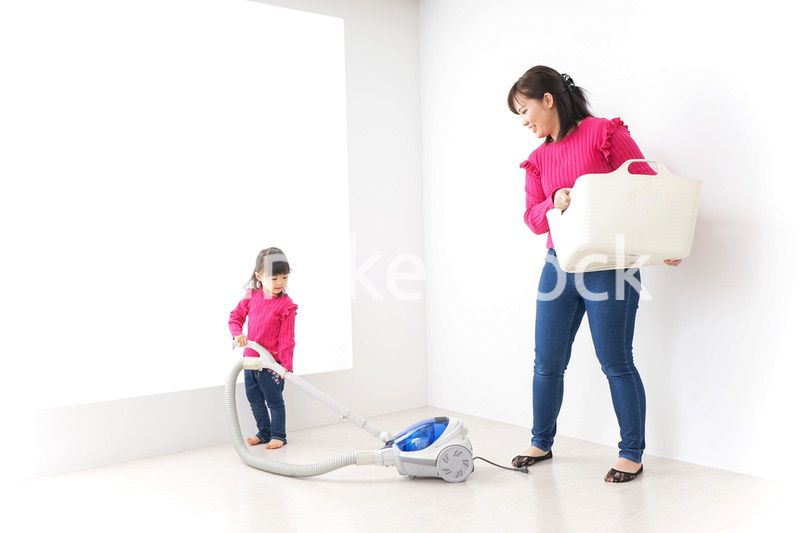 家事の手伝いをする子ども