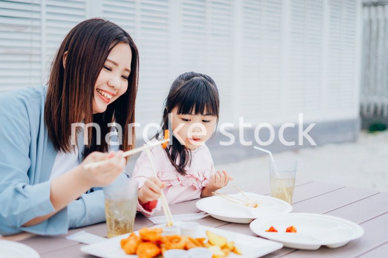 レジャーを楽しむ女の子とお母さん