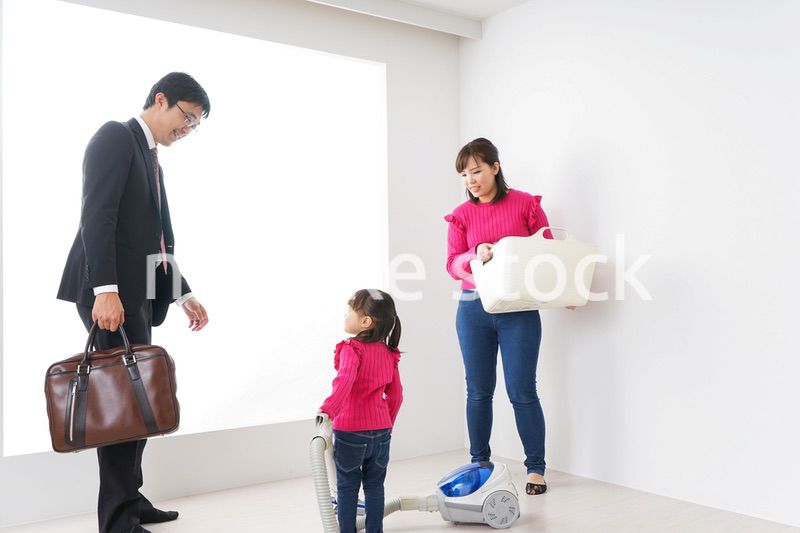 仕事に行くお父さんと母娘