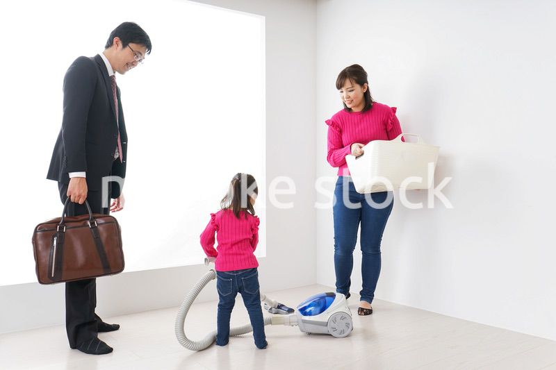 仕事に行くお父さんと母娘