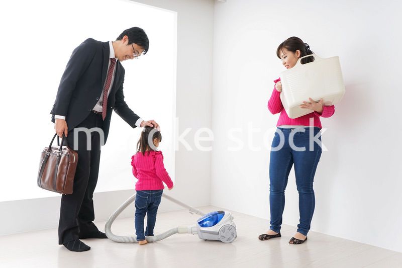 仕事に行くお父さんと母娘