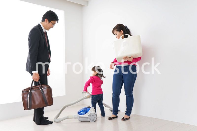 仕事に行くお父さんと母娘