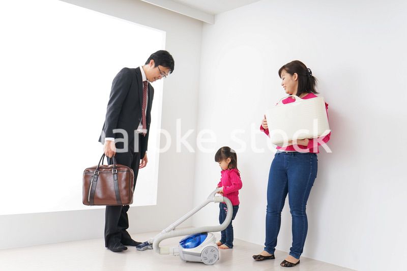 仕事に行くお父さんと母娘
