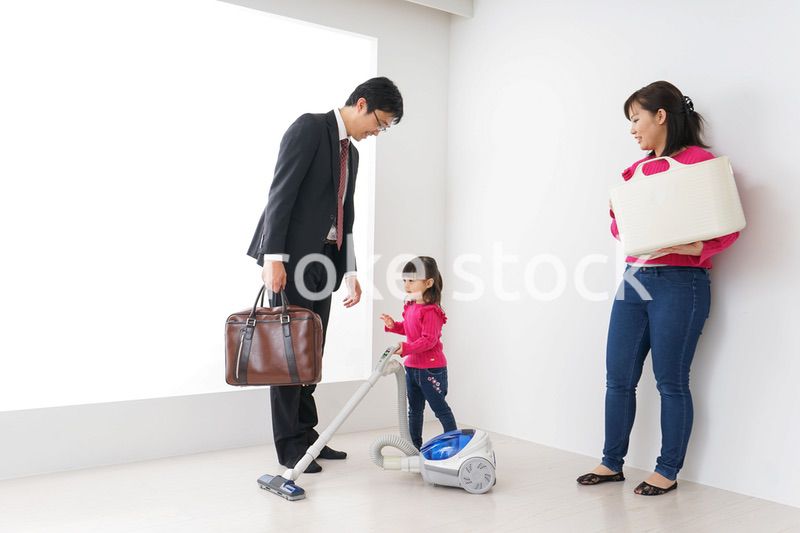 仕事に行くお父さんと母娘