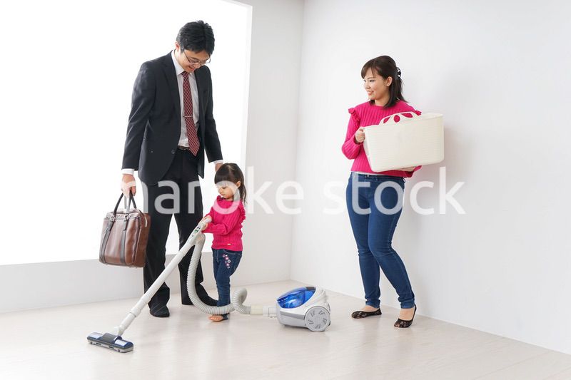 仕事に行くお父さんと母娘