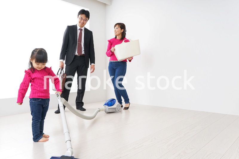 仕事に行くお父さんと母娘