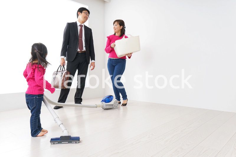 仕事に行くお父さんと母娘