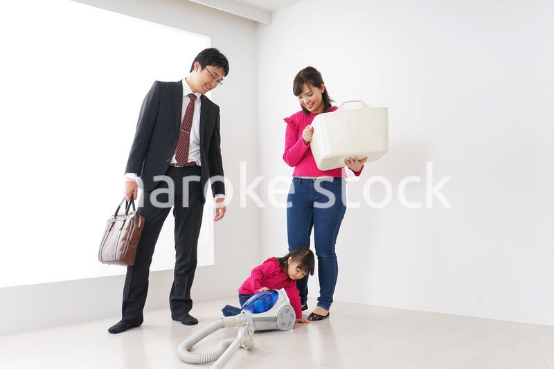 仕事に行くお父さんと母娘