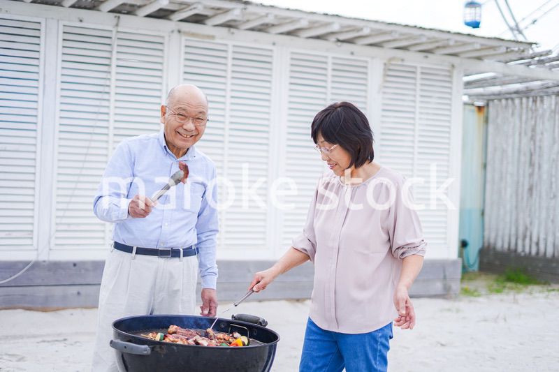 屋外でバーベキューをするアクティブシニア