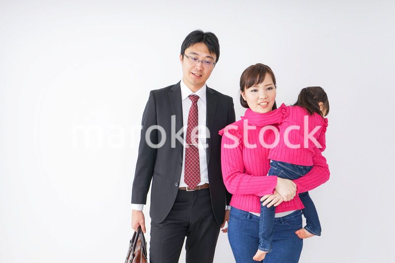 仕事に行くお父さんと見送り