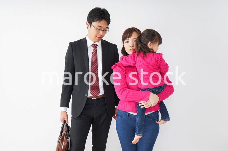 仕事に行くお父さんと母娘