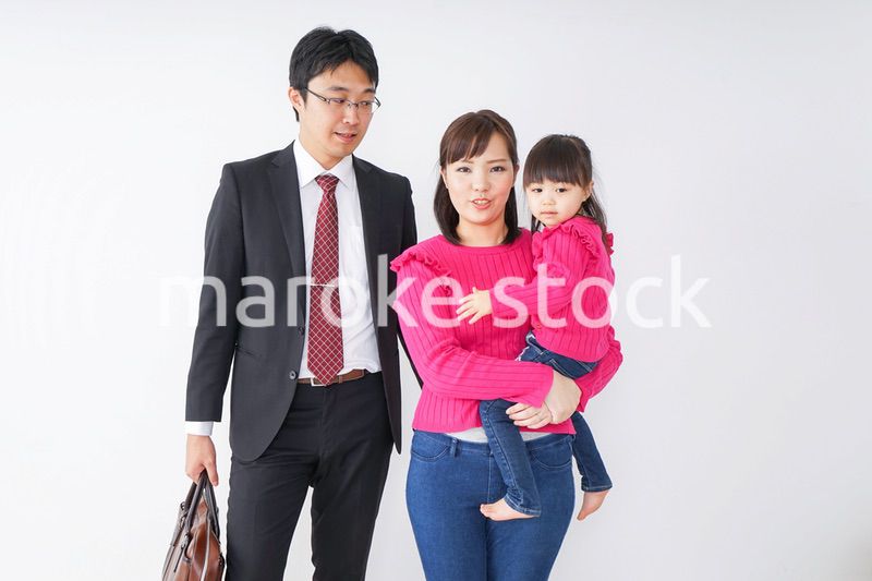 仕事に行くお父さんと見送り