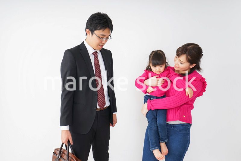 仕事に行くお父さんと母娘