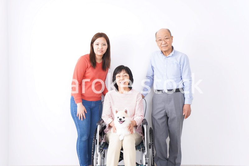 幸せそうな家族と犬