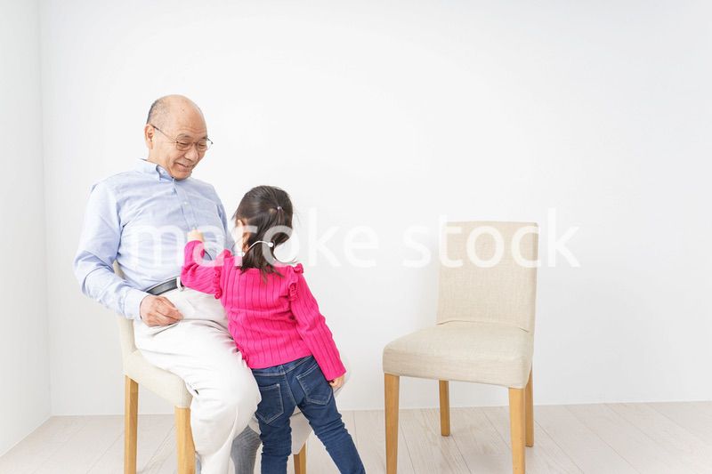 子供と遊ぶおじいちゃん