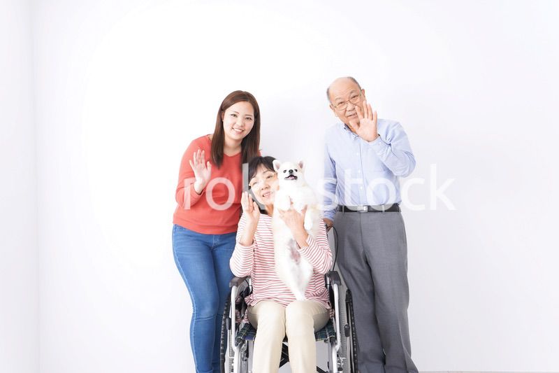 幸せそうな家族と犬