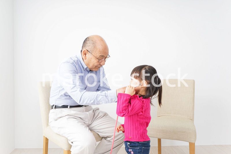 子供と遊ぶおじいちゃん