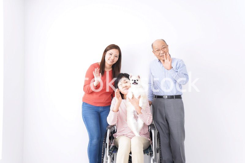 幸せそうな家族と犬