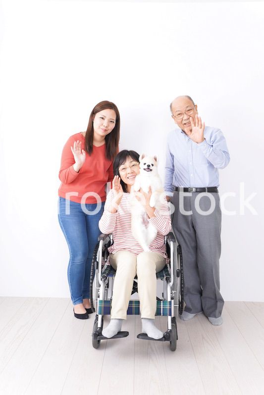 幸せそうな家族と犬