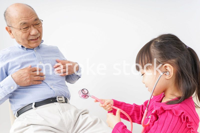 子供と遊ぶおじいちゃん