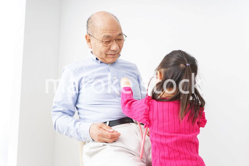 子供と遊ぶおじいちゃん