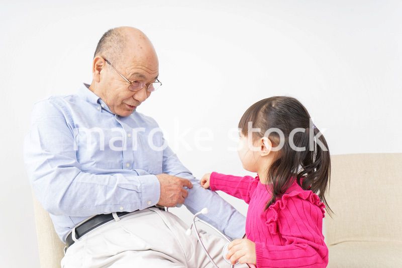 子供と遊ぶおじいちゃん