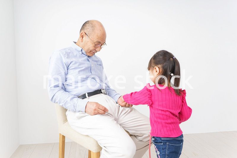 子供と遊ぶおじいちゃん